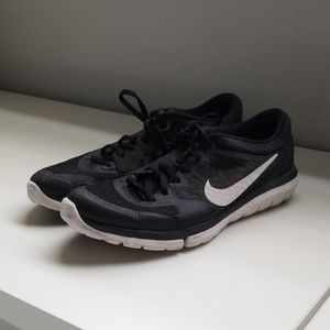 black nike running shoes